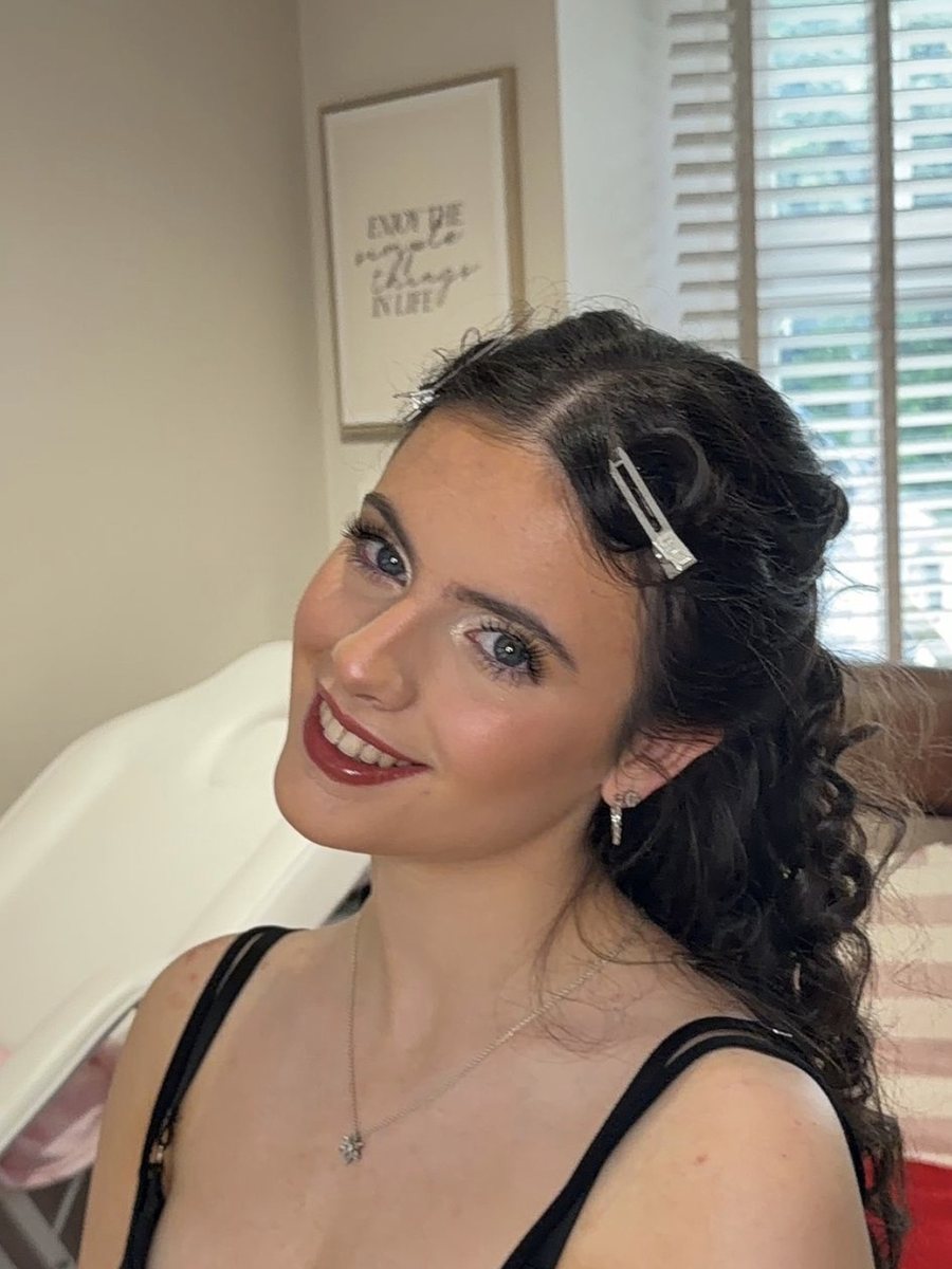 Full glam makeup with a deep red lip, defined eyes and glowing skin by MADE by Kali
